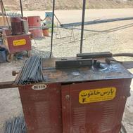 دو نفر آرماتور بند برای خط تولید قطعات بتنی