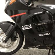 یک دستگاه cbr1000 مدل1999مشکی