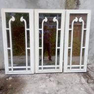 یک عدد پنجره قدیمی چوبی کلکسیونی
