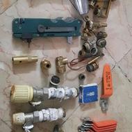 مقداری خورده و ریز وسایل برنجی