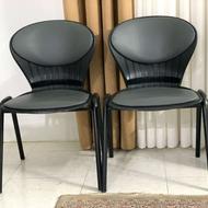 دوعدد صندلی انتظار