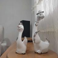 مجسمه مادر و پسر اردک