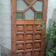 در جامی و معمولی و پنجره چوبی