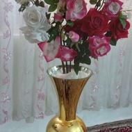 گلدان شیشه ای به همراه گل