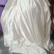 لباس عروس ب بار پوشیده شده. نیاز ب اتوشویی داره