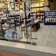 فروشنده برای فضای بیرون مغازه با درآمد خوب