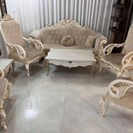 مبل سلطنتی 7 نفره با میز جلو مبلی و سه میز عسلی کناری.