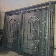 دروازه آهنی حیاط