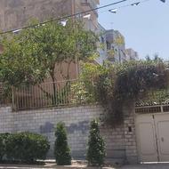 حفاظ نیزه ای روی دیوار