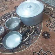 یک قابلمه بزرگ ودوتاقابلمه کوچکترویه تابه