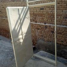 در حیاط خانه مسکونی یک لنگه