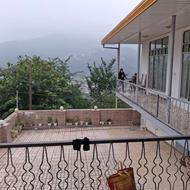 خونه ویلایی بهمراه زمین محصور شده کنار آن