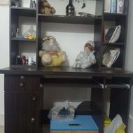 میز کامپیوتر و کتابخانه