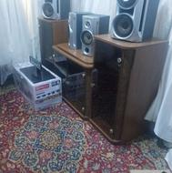 میز تلویزیون سالم امدیاف درحدود شیشه دار وسالم رنگ قهوه ای