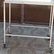یک عدد میز چرخدار وردنه یا لواش پهن کن