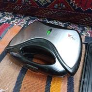اسنک پز ساندویچ ساز کاملا سالم و تمیز ظرف ها تکمیل