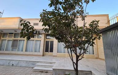 300متری درشهرستان تیران وکرون
