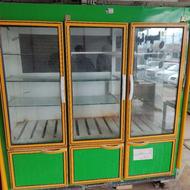 یک دستگاه یخچال ایستاده فروشگاهی