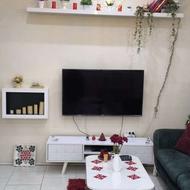 میز تی وی به همراه باکس شمع و کتابخانه و فرش 1/5 متری قرمز