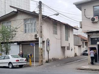 خانه کلنگی دو نبش بر خیابان اکبرین و نزدیک دانشگاه پزشکی