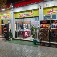 صندوقدار خانوم و یک فروشنده آقا یا خانوم