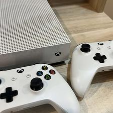 Xbox one s یک ترابایت دو دسته همراه با بازی