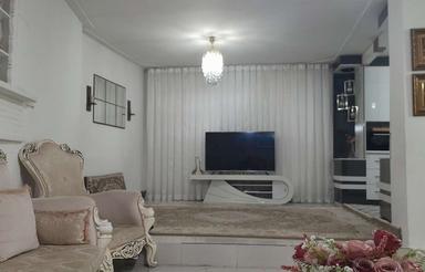 خانه ویلایی100متر، تاجگذاری