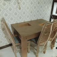 میز ناهار خوری 4نفره البته یک صندلی کم داره