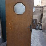 یک در اتاق که به چپ باز میشه