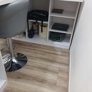 میز تحریر و کتابخانه