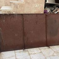 چهارپایه و میز جلو مغازه ای یا جامیوه ای