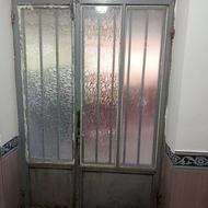 ی درو پنجره آهنی بدون چهار چوب همراه با شیشه محافظ هم دارن