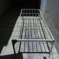 زیررختخوابی،تخت آهنی