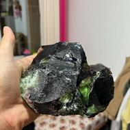 سنگ کلکسیونی مشکی با رگههای سبز خاص