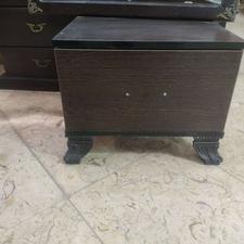 پاتختی کنار تخت خواب