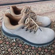 تعدادی چند جفت کفش نووکارکرده