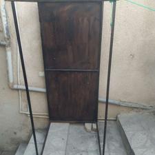 میز فلزی با رویهچوب رنگ شده