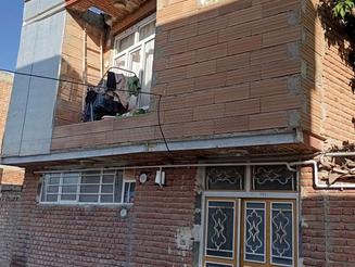 ساختمان دارای هال وآشپزخانه وخواب بزرگ وجگانون های گلاس