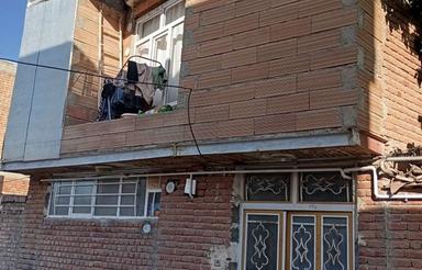 ساختمان دارای هال وآشپزخانه وخواب بزرگ وجگانون های گلاس