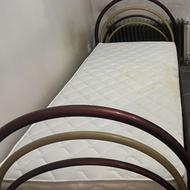 تخت فلزی اتاق