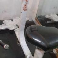 مسگری نشسته و ایستاده
