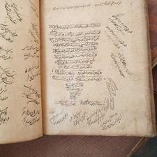 چندین کتاب قدیمی