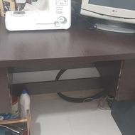 میز اداری و کامپیوترو تحریر