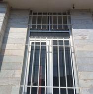 تعداد سه تا پنجره و یک درب آلمینیومی