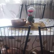 یک میز ناهار خوری