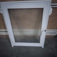 پنجره دوجداره upvc محکم و با دوام، شیشه و یراق آلات نصب شده