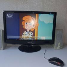 کامپیوتر سامسونگ با تمام وسایل ومیز