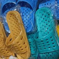 چند جفت دمپایی حمام
