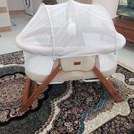 تخت و گهواره کنار مادر
