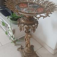 جا میوه ایی پایه دار کنار سالنی